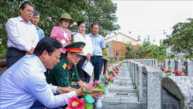 Phó Chủ tịch UBND tỉnh Tây Ninh Phạm Tấn Hòa (bìa trái) cùng Đoàn công tác kiểm tra, rà soát thông tin các phần mộ liệt sĩ chưa xác định danh tính tại nghĩa trang liệt sĩ An Tịnh (phường An Tịnh, tỉnh Tây Ninh). Ảnh: Minh Phú – TTXVN