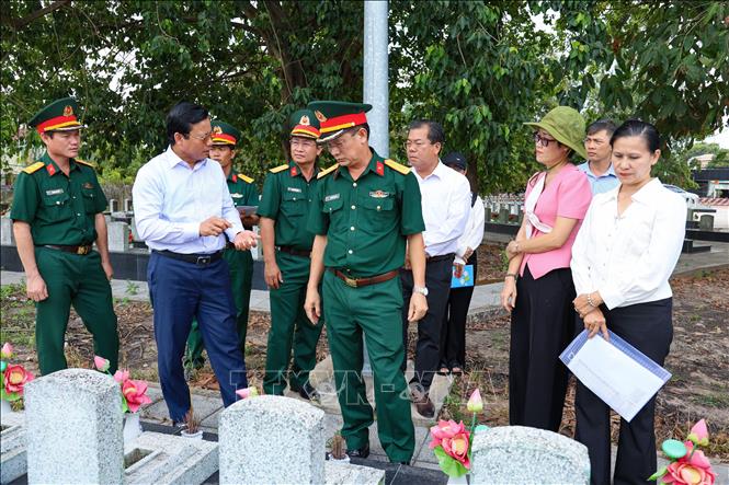 Đoàn công tác tỉnh Tây Ninh khảo sát khu vực nhà bia ghi danh liệt sĩ và hệ thống hạ tầng tại nghĩa trang liệt sĩ trên địa bàn tỉnh. Ảnh: Minh Phú - TTXVN 