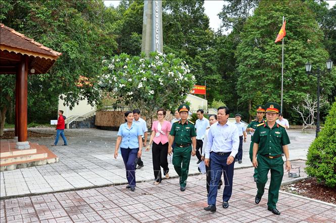 Đoàn công tác UBND tỉnh Tây Ninh khảo sát khuôn viên, các hạng mục công trình tại Nghĩa trang Liệt sĩ Trảng Bàng nhằm phục vụ công tác chỉnh trang, nâng cấp. Ảnh: Minh Phú - TTXVN 