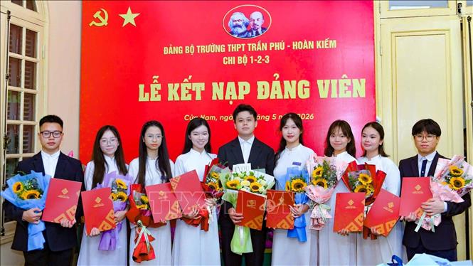 Học sinh ưu tú trường THPT Trần Phú - Hoàn Kiếm vinh dự được kết nạp Đảng trong ngày kỷ niệm sinh nhật Bác (19/5). Ảnh: Thanh Tùng - TTXVN