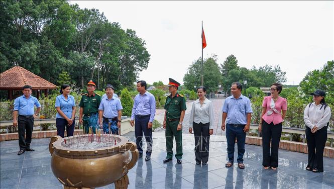 Đoàn công tác của UBND tỉnh Tây Ninh khảo sát hiện trạng công trình ghi công liệt sĩ tại Nghĩa trang Liệt sĩ Trảng Bàng (phường Trảng Bàng, tỉnh Tây Ninh). Ảnh: Minh Phú - TTXVN 