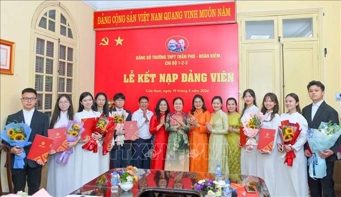 Học sinh ưu tú trường THPT Trần Phú - Hoàn Kiếm vinh dự được kết nạp Đảng trong ngày kỷ niệm sinh nhật Bác (19/5). Ảnh: Thanh Tùng - TTXVN