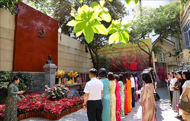 Dâng hương tưởng niệm đồng chí Trần Phú (1904 - 1931) - Tổng Bí thư đầu tiên của Đảng, người học trò xuất sắc của Chủ tịch Hồ Chí Minh. Ảnh: Thanh Tùng - TTXVN 