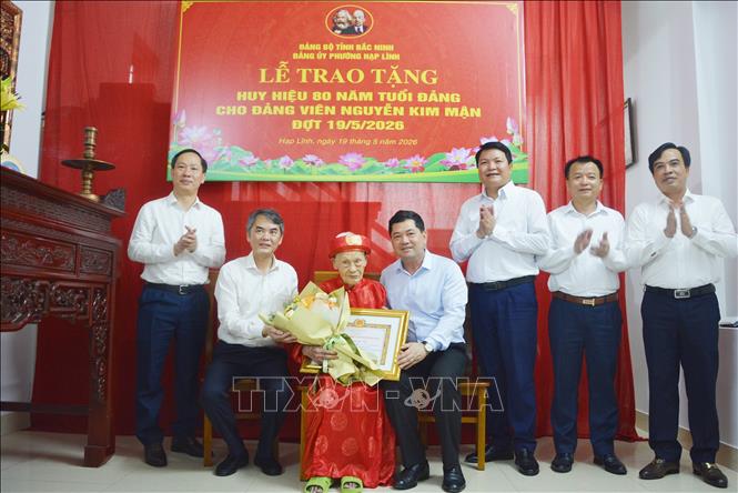 Bí thư Tỉnh ủy Bắc Ninh Nguyễn Hồng Thái (thứ 4 từ phải) cùng các đồng chí lãnh đạo chúc mừng đảng viên Nguyễn Kim Mận nhận Huy hiệu 80 năm tuổi Đảng tại nhà riêng phường Hạp Lĩnh, tỉnh Bắc Ninh. Ảnh: Thanh Thương - TTXVN