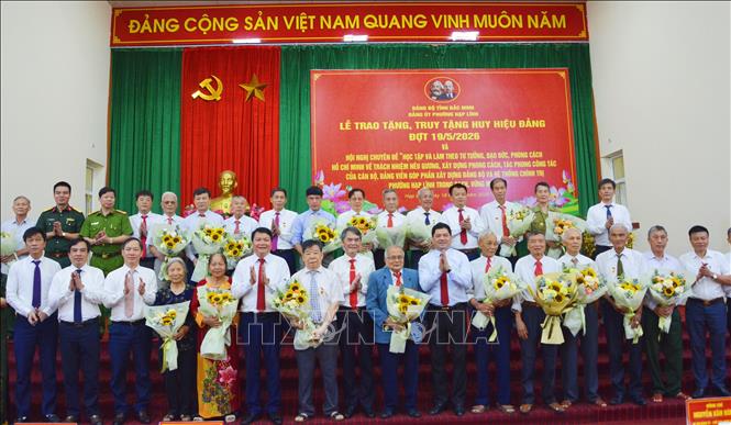 Các đại biểu chụp ảnh lưu niệm. Ảnh: Thanh Thương - TTXVN