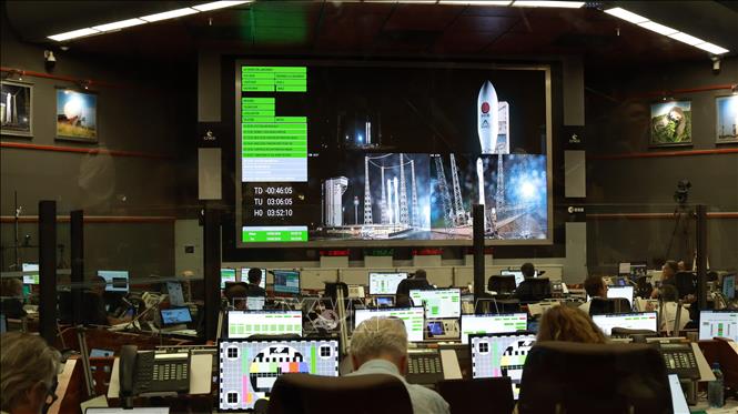 Các chuyên gia làm việc tại sân bay vũ trụ châu Âu ở Kourou, Guiana (Pháp), ngày 19/5/2026. Ảnh: THX/TTXVN