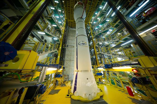 Tên lửa đẩy Vega-C mang theo tàu vũ trụ SMILE tại sân bay vũ trụ châu Âu ở Kourou, Guiana (Pháp), ngày 18/5/2026. Ảnh: THX/TTXVN