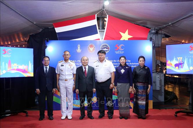 Lãnh đạo Thành phố Hồ Chí Minh cùng Chuẩn Đô đốc Thaveesak Thongnam, Đại sứ Thái Lan tại Việt Nam dự lễ kỷ niệm. Ảnh: Xuân Khu-TTXVN