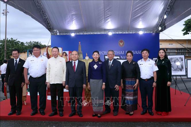 Các đại biểu dự triển lãm ảnh về Chủ tịch Hồ Chí Minh. Ảnh: Xuân Khu-TTXVN