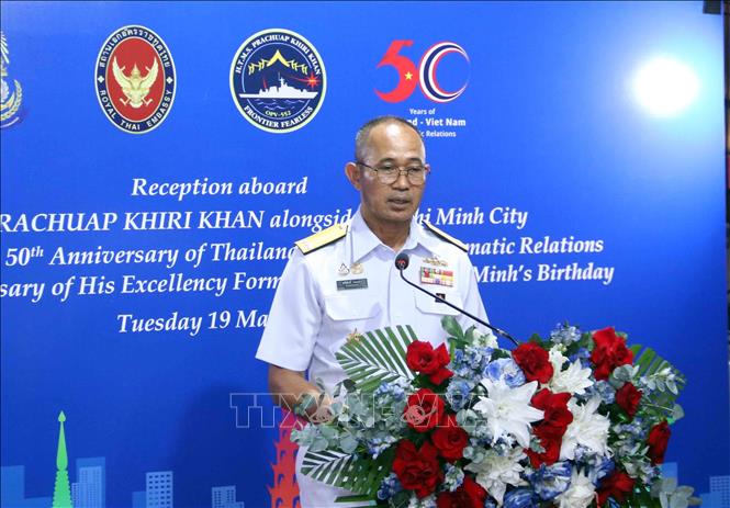 Chuẩn Đô đốc Thaveesak Thongnam, Phó Tư lệnh Vùng 1 Hải quân Hoàng gia Thái Lan, Trưởng đoàn tàu HTMS Prachuap Khiri Khan phát biểu chào mừng. Ảnh: Xuân Khu-TTXVN