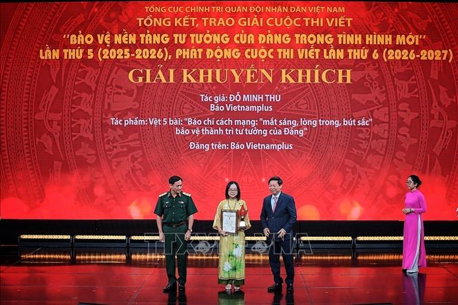 Tác giả Đỗ Minh Thu - Báo điện tử VietnamPlus (TTXVN) đoạt giải Khuyến khích. Ảnh: Phạm Tuấn Anh - TTXVN