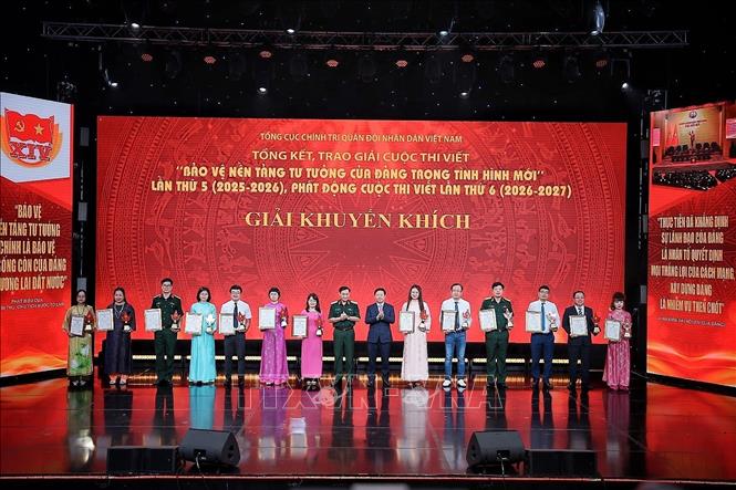 Đồng chí Trần Thanh Lâm, Uỷ viên Trung ương Đảng, Phó Trưởng Ban Tuyên giáo và Dân vận Trung ương và Trung tướng Lê Văn Hướng, Phó Tổng Tham mưu trưởng QĐND Việt Nam trao giải cho các tác giả đạt giải Khuyến khích. Ảnh: Phạm Tuấn Anh - TTXVN