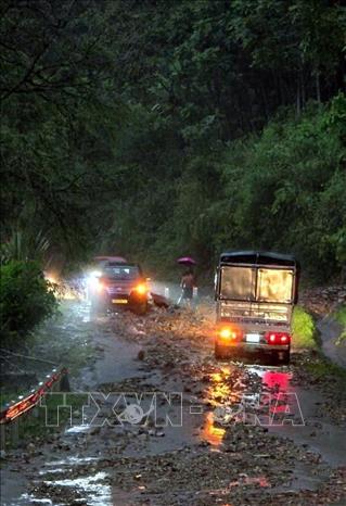 Hiện trường sạt lở đất đá tại khu vực bản Chẹn, xã Tạ Khoa (Sơn La) gây nguy hiểm cho người và các phương tiện tham gia giao thông. Ảnh: TTXVN phát