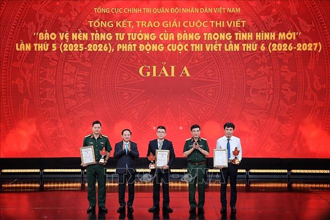 Đại tướng Phan Văn Giang, Uỷ viên Bộ Chính trị, Phó Bí thư Quân uỷ Trung ương, Phó Thủ tướng, Bộ trưởng Bộ Quốc phòng và đồng chí Trịnh Văn Quyết, Uỷ viên Bộ Chính trị, Bí thư Trung ương Đảng, Trưởng Ban Tuyên giáo và Dân vận Trung ương trao giải A cho các tác giả. Ảnh: Phạm Tuấn Anh - TTXVN