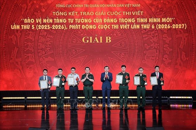 Đại tướng Nguyễn Trọng Nghĩa, Uỷ viên Bộ Chính trị, Bí thư Trung ương Đảng, Chủ nhiệm Tổng cục Chính trị Quân đội nhân dân Việt Nam và đồng chí Đoàn Minh Huấn, Uỷ viên Bộ Chính trị, Giám đốc Học viện Chính trị quốc gia Hồ Chí Minh trao giải cho các tác giả đoạt giải B. Ảnh: Phạm Tuấn Anh - TTXVN