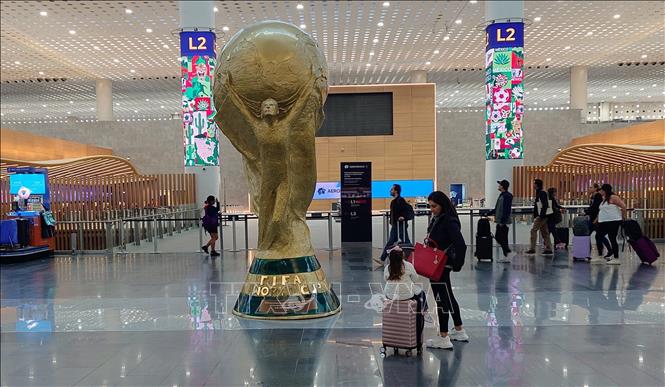 Mô hình cup vàng World Cup 2026 tại Sân bay quốc tế Benito Juárez, thủ đô Mexico City, Mexico.Ảnh: Phi Hùng - PV TTXVN tại Mexico