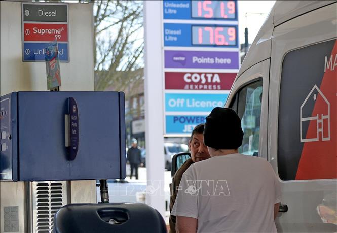 Người dân mua xăng tại trạm xăng ở London, Anh. Ảnh: THX/TTXVN