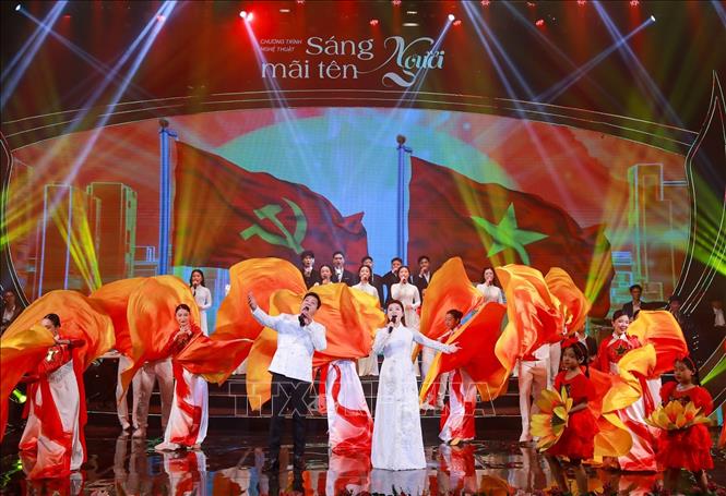 Phần II – “Ánh sáng dẫn đường” tập trung tôn vinh tư tưởng, đạo đức và phong cách Hồ Chí Minh, làm nổi bật vai trò soi đường của lý tưởng cách mạng đối với dân tộc Việt Nam. Ảnh: Khánh Hoà - TTXVN