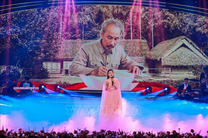Phần II – “Ánh sáng dẫn đường” tập trung tôn vinh tư tưởng, đạo đức và phong cách Hồ Chí Minh, làm nổi bật vai trò soi đường của lý tưởng cách mạng đối với dân tộc Việt Nam. Ảnh: Khánh Hoà - TTXVN