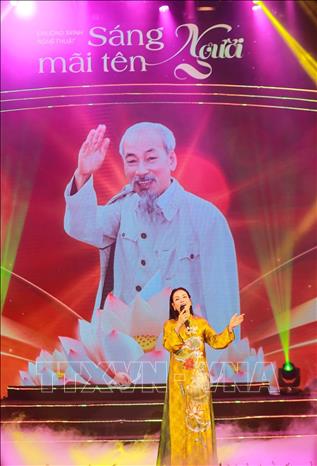  Chương trình được xây dựng như một dòng chảy nghệ thuật xuyên suốt từ quá khứ đến hiện tại, tái hiện hình tượng Chủ tịch Hồ Chí Minh không chỉ với tư cách một lãnh tụ vĩ đại của dân tộc mà còn là biểu tượng văn hóa, ánh sáng dẫn đường cho dân tộc. Ảnh: Khánh Hoà - TTXVN