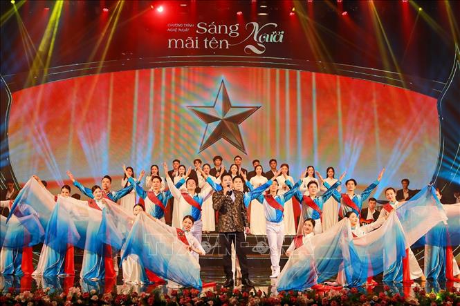 Phần II – “Ánh sáng dẫn đường” tập trung tôn vinh tư tưởng, đạo đức và phong cách Hồ Chí Minh, làm nổi bật vai trò soi đường của lý tưởng cách mạng đối với dân tộc Việt Nam. Ảnh: Khánh Hoà - TTXVN