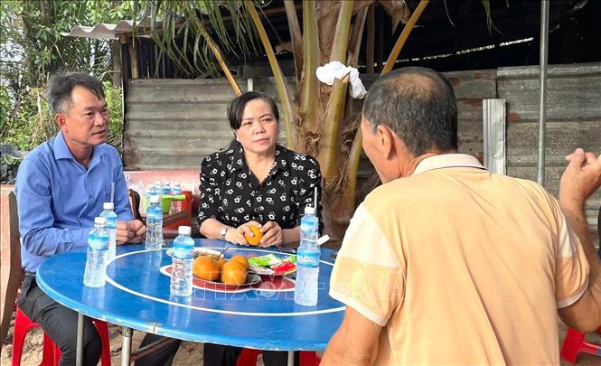 Ông Nguyễn Văn Khởi, Phó Chủ tịch Ủy ban MTTQ Việt Nam thăm hỏi, động viên và trao hỗ trợ cho gia đình nạn nhân. Ảnh: TTXVN phát