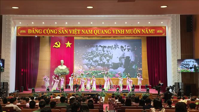 Tiết mục văn nghệ chào mừng Ngày sinh của Chủ tịch Hồ Chí Minh. Ảnh: Thanh Vân-TTXVN 