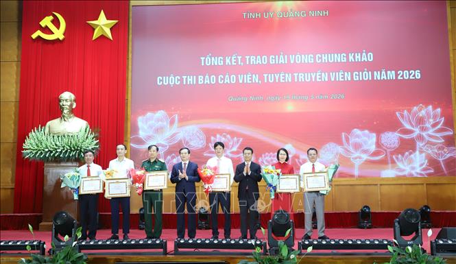 Các tập thể có thành tích trong cuộc thi báo cáo viên, tuyên truyền viên giỏi được Tỉnh ủy tặng bằng khen. Ảnh: Thanh Vân-TTXVN 