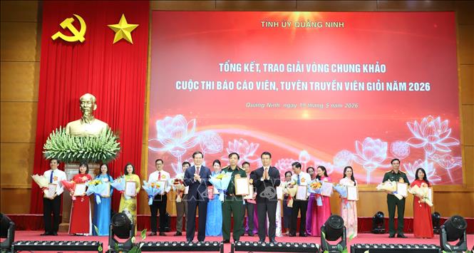 Ban tổ chức trao giải cho thí sinh đoạt giải Nhất tại cuộc thi báo cáo viên, tuyên truyền viên giỏi năm 2026. Ảnh: Thanh Vân-TTXVN 