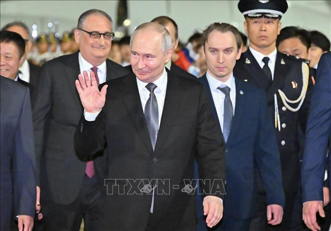 Tổng thống Nga Vladimir Putin (phía trước) tới Bắc Kinh, bắt đầu chuyến thăm cấp Nhà nước Trung Quốc ngày 19/5/2026. Ảnh: THX/TTXVN