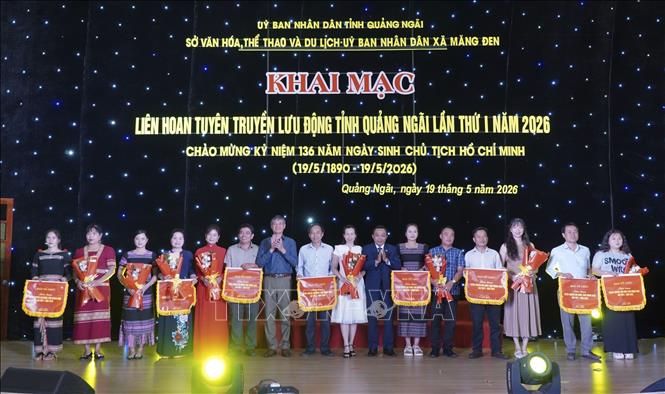 Ban tổ chức tặng hoa, cờ lưu niệm cho các đội tham dự. Ảnh: Dư Toán - TTXVN