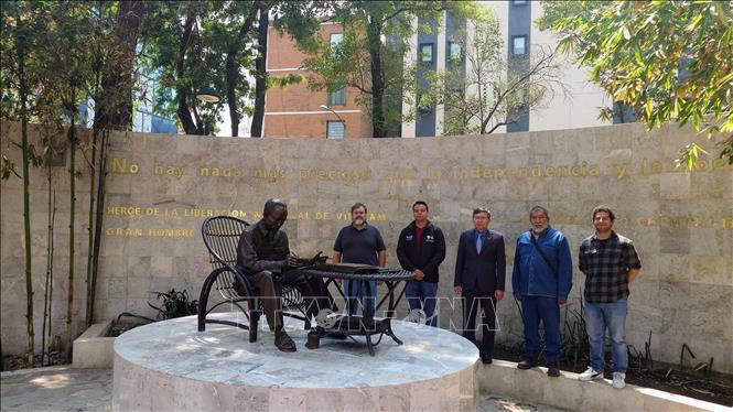 Đại sứ Việt Nam tại Mexico chụp ảnh chung cùng ê kíp phục dựng, tôn tạo Tượng đài Chủ tịch Hồ Chí Minh tại thủ đô Mexico City. Ảnh: Phi Hùng - PV TTXVN tại Mexico