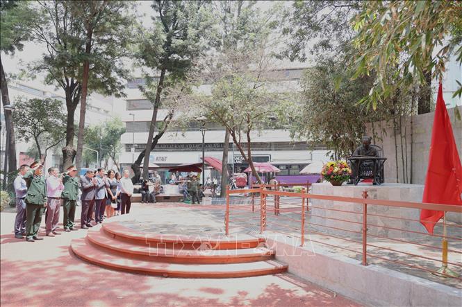 Đông đảo cán bộ Đại sứ quán Việt Nam tại Mexico và đại diện các cơ quan bên cạnh dâng hoa tại Tượng đài Chủ tịch Hồ Chí Minh tại thủ đô Mexico City. Ảnh: Phi Hùng - PV TTXVN tại Mexico