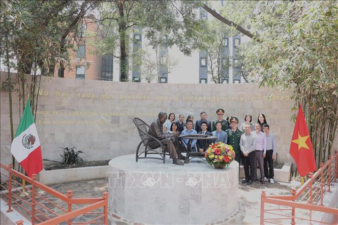 Đông đảo cán bộ Đại sứ quán Việt Nam tại Mexico và đại diện các cơ quan bên cạnh dâng hoa tại Tượng đài Chủ tịch Hồ Chí Minh tại thủ đô Mexico City. Ảnh: Phi Hùng - PV TTXVN tại Mexico
