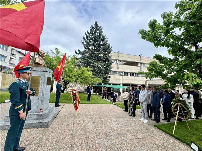 Cán bộ, nhân viên Đại sứ quán, đại diện Hội người Việt Nam tại Bulgaria, Hội Thanh niên - Sinh viên Việt Nam tại Bulgaria cùng các đại biểu đã dâng hoa tại tượng đài Chủ tịch Hồ Chí Minh. Ảnh TTXVN phát