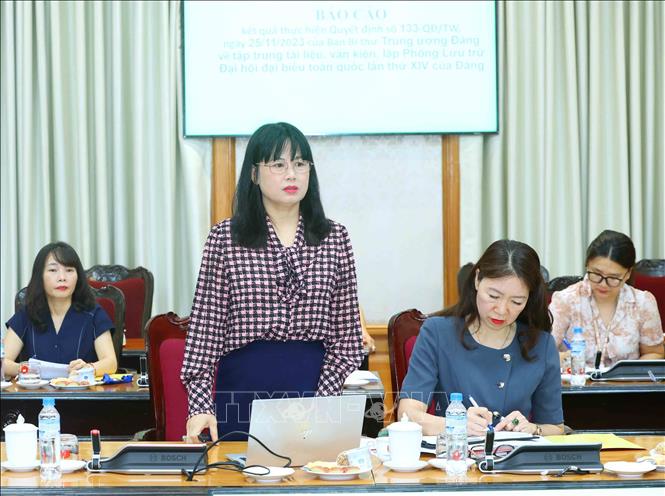 Đồng chí Lương Tuyết Trinh, Cục phó Cục Lưu trữ trình bày báo cáo tại hội nghị. Ảnh: Phương Hoa - TTXVN