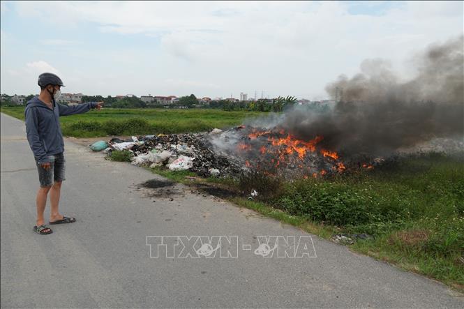 Anh Phạm Ngọc Lâm (Hà Nội), thường xuyên đi qua tuyến đường Vành đai 4- Vùng Thủ đô, bức xúc trước việc đốt rác trái quy định gây ô nhiễm môi trường. Ảnh Mạnh Khánh-TTXVN