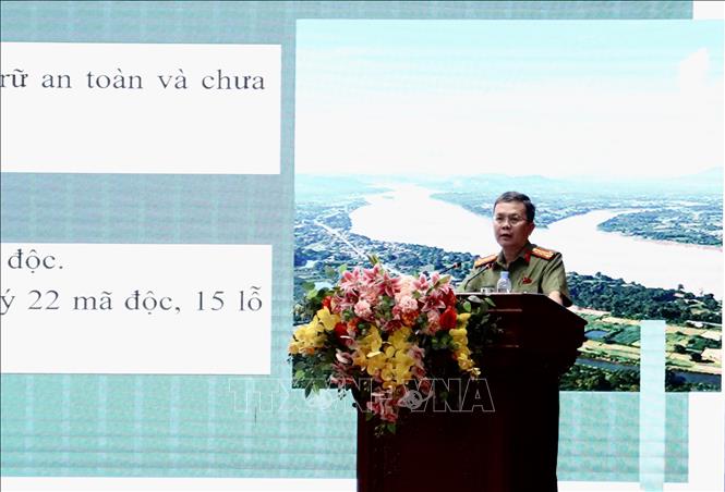 Đồng chí Nguyễn Minh Tân, Phó Giám đốc Công an tỉnh Đồng Tháp, tập huấn cách chống mã độc trên các thiết bị điện tử. Ảnh: Hồng Nhung - TTXVN