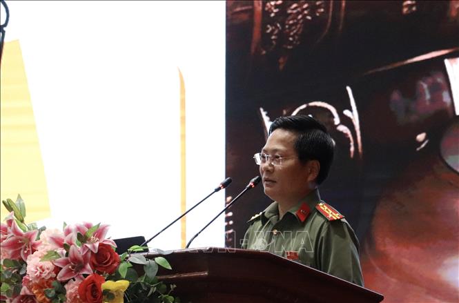 Đồng chí Nguyễn Minh Hiền, Trưởng phòng An ninh chính trị nội bộ, Công an tỉnh Đồng Tháp, phổ biến việc soạn thảo và bảo mật tài liệu của nhà nước. Ảnh: Hồng Nhung - TTXVN