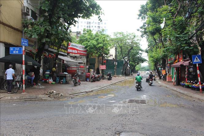 Hạng mục thi công chống úng ngập trên đường Đông Thắng (phường Đông Ngạc, Hà Nội) đã tháo rào chắn và đang hoàn trả mặt đường. Ảnh: Nguyễn Thắng - TTXVN