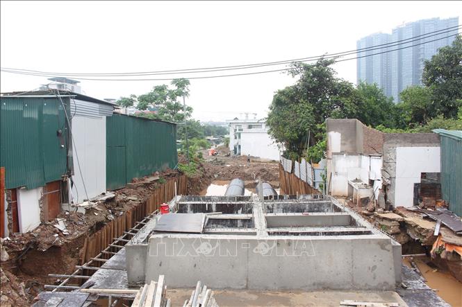 Hạng mục thi công chống ngập đoạn trên đường An Dương Vương (phường Phú Thượng) cơ bản hoàn thành. Ảnh: Nguyễn Thắng - TTXVN