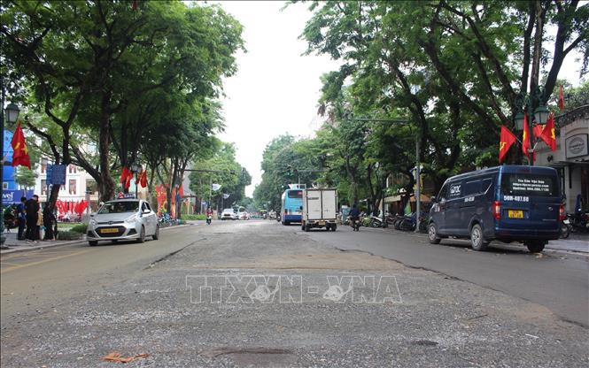 Rào chắn tại một số đoạn trên đường Phan Châu Trinh đã được tháo dỡ, tạo điều kiện cho các phương tiện lưu thông. Ảnh: Nguyễn Thắng - TTXVN
