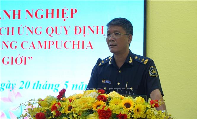 Ông Đặng Văn Tiến, Phó Chi cục trưởng Chi cục Hải quan khu vực XX, thông tin những thay đổi trong quy trình thủ tục, hồ sơ hải quan, quản lý vận tải và kiểm tra nội địa của Campuchia. Ảnh: Nhựt An - TTXVN