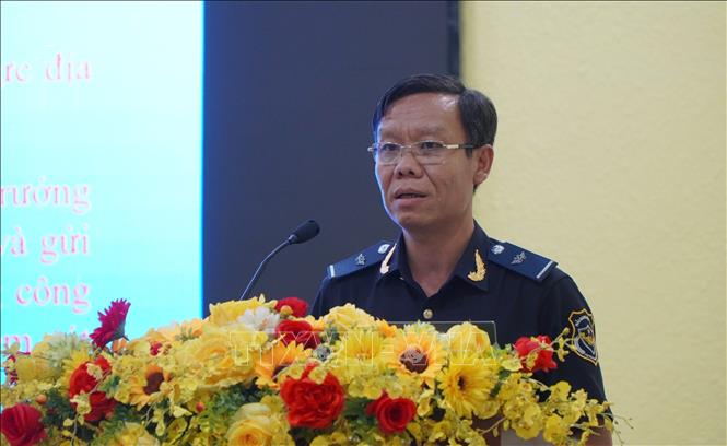Lãnh đạo Phòng Nghiệp vụ hải quan tuyên truyền, phổ biến văn bản mới trong lĩnh vực hải quan đến các doanh nghiệp. Ảnh: Nhựt An - TTXVN