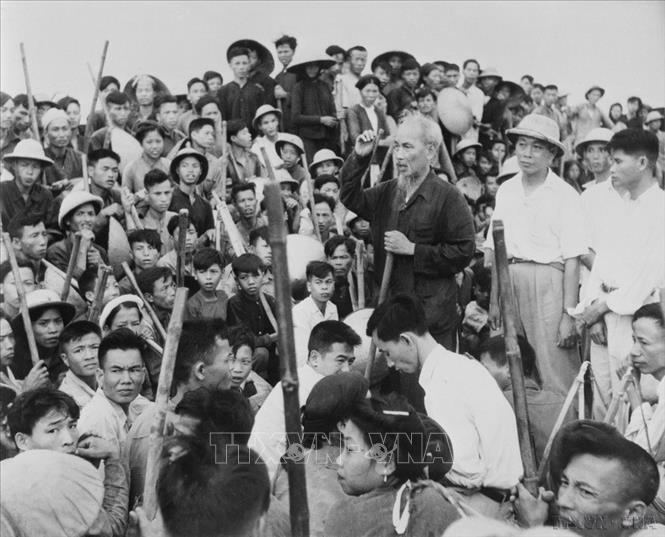 Hồ Chủ Tịch thăm công trường đắp đê sông Đà ở xã Tân Lập, huyện Quảng Oai, Sơn Tây (8/7/1958). Ảnh: TTXVN