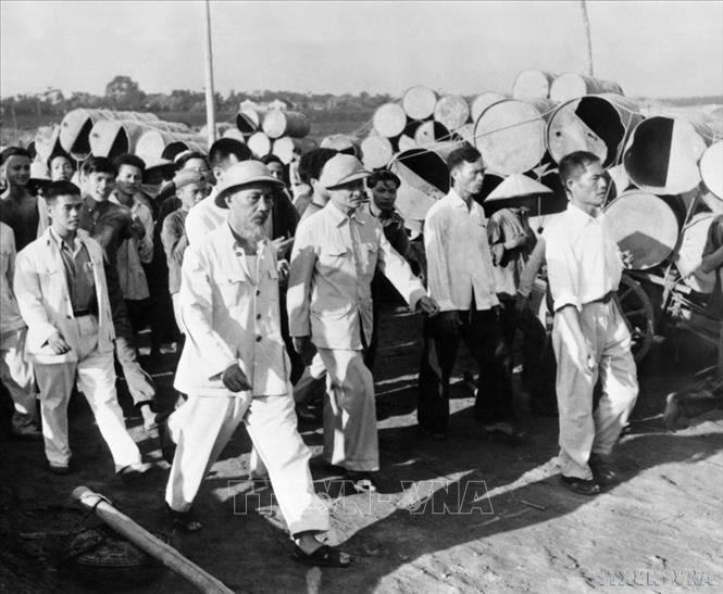 Hồ Chủ Tịch thăm công trình hàn khẩu đê vỡ Mai Lâm, tỉnh Bắc Ninh (nay thuộc Hà Nội) (5/9/1957). Ảnh: TTXVN