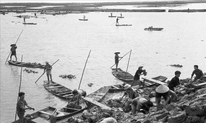 Các đội thủy lợi của huyện Kiến Thụy (Hải Phòng) đắp đê biển Đồ Sơn. (3/1964). Ảnh: Đức Liên – TTXVN