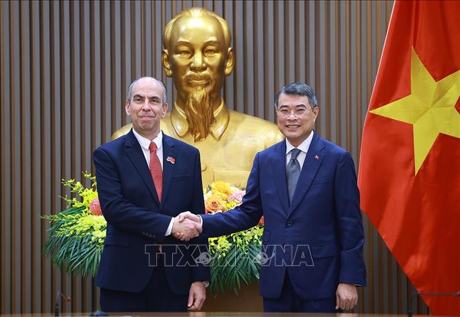 Thủ tướng Lê Minh Hưng tiếp Đại sứ Cuba Rogelio Polanco Fuentes. Ảnh: Dương Giang – TTXVN 
