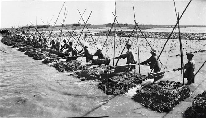 Nhân dân xã Khánh Thịnh, huyện Yên Khánh (Ninh Bình) tát nước chống hạn (12/1958). Ảnh: TTXVN 
