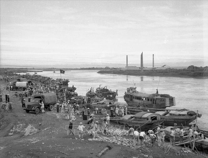 Bộ đội và nhân dân đắp đê Mai Lâm, ngăn nước sông Đuống tràn qua (7/1957). Ảnh: Nguyễn Đức Như - TTXVN